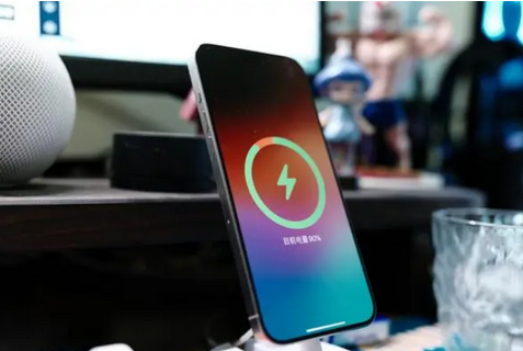 榕城苹果15换屏服务分享用什么充电器给iPhone15充电更好 